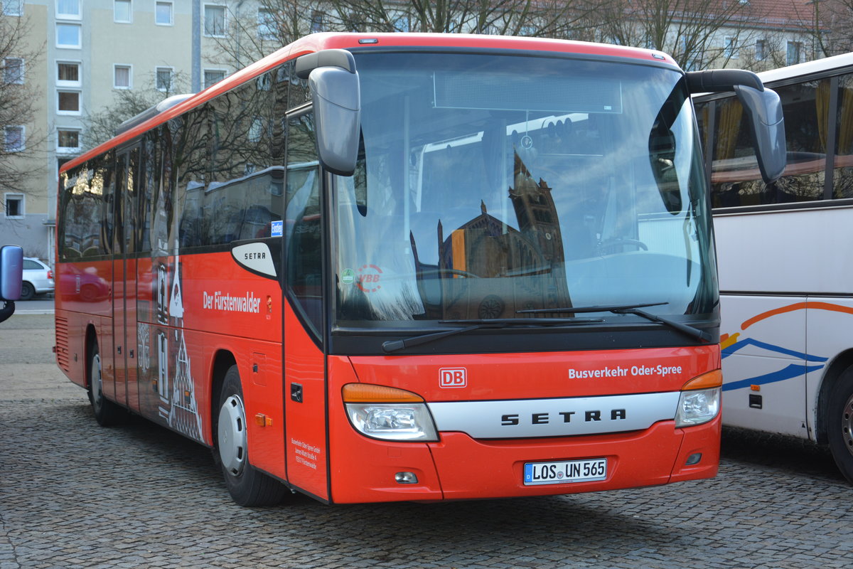 Am 09.12.2015 steht LOS-UN 565 auf dem Bassinplatz in Potsdam. Aufgenommen wurde ein Setra S 415 UL.
