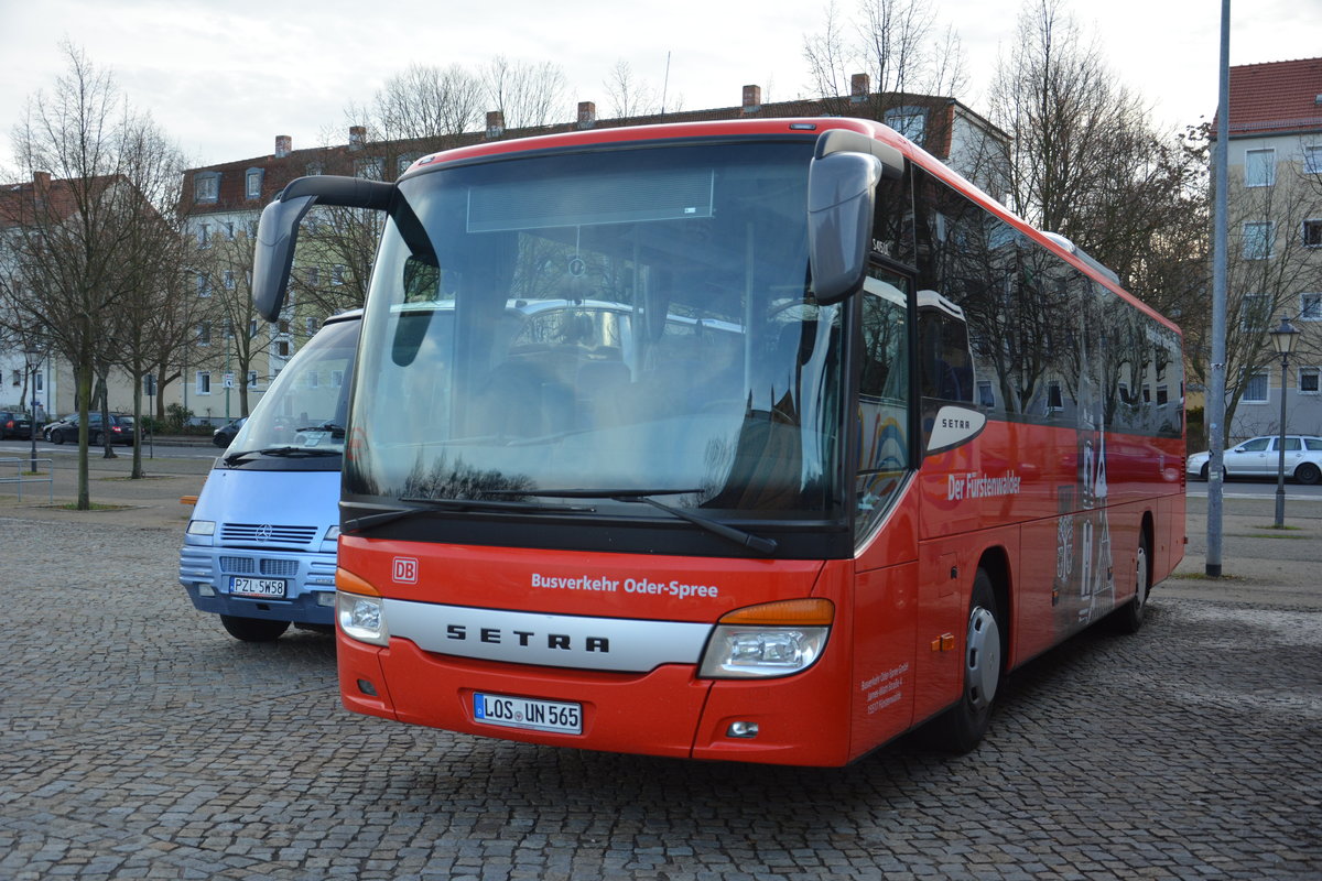 Am 09.12.2015 steht LOS-UN 565 auf dem Bassinplatz in Potsdam. Aufgenommen wurde ein Setra S 415 UL.
