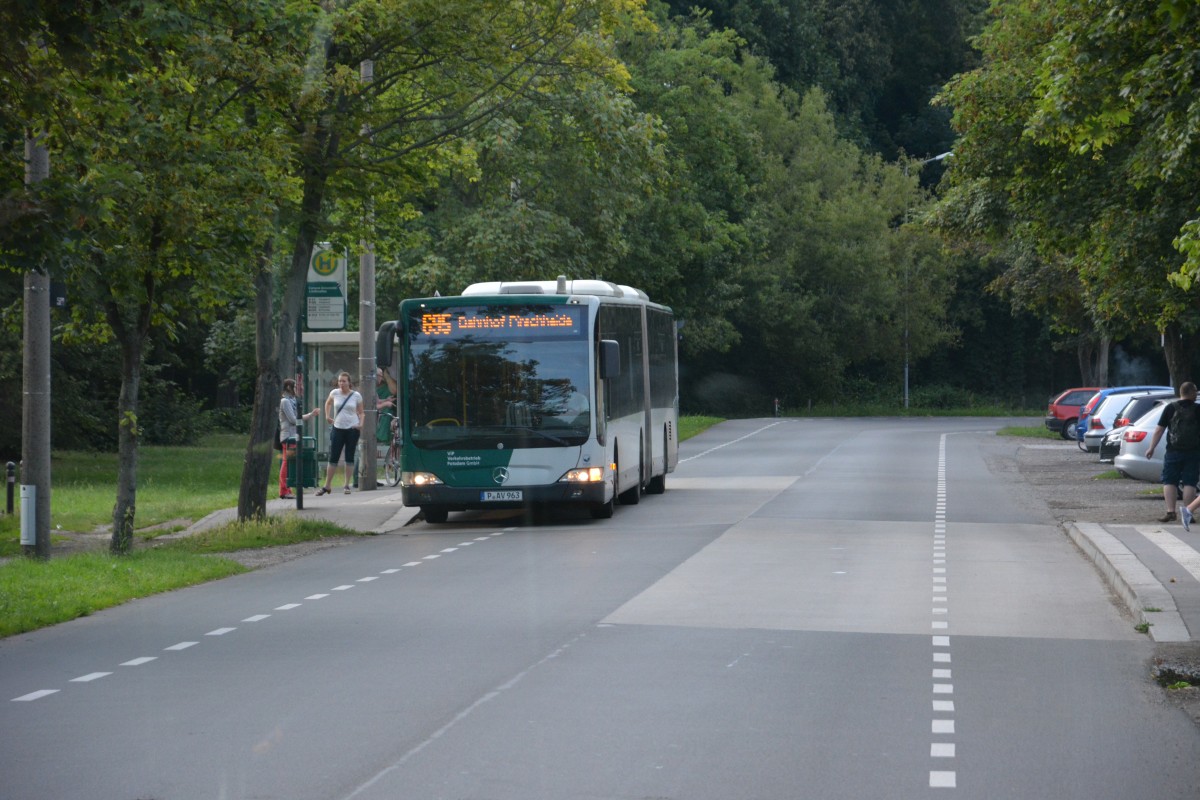 Am 10.07.2014 steht P-AV 963 (ex HVG) an der Haltestelle Potsdam Campus Uni/Lindenallee.