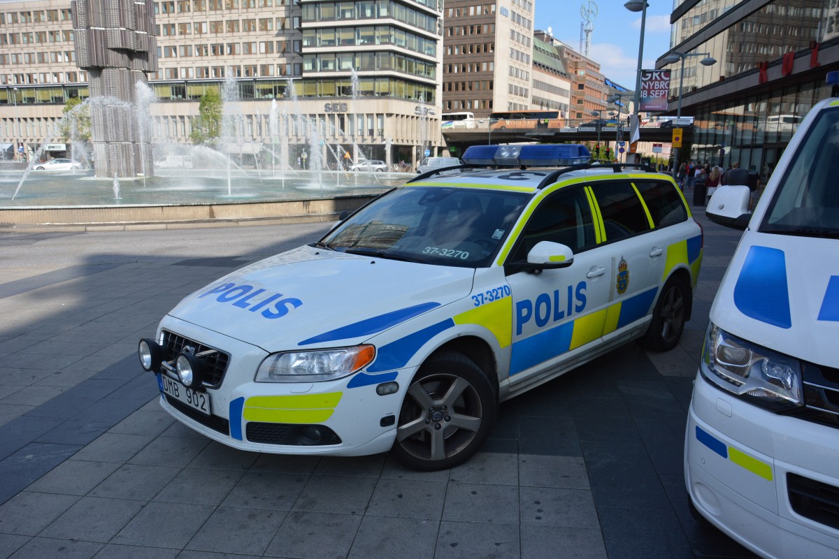 Am 10.09.2014 steht dieser Volvo Streifenwagen am Sergels torg in Stockholm. DMB 902.