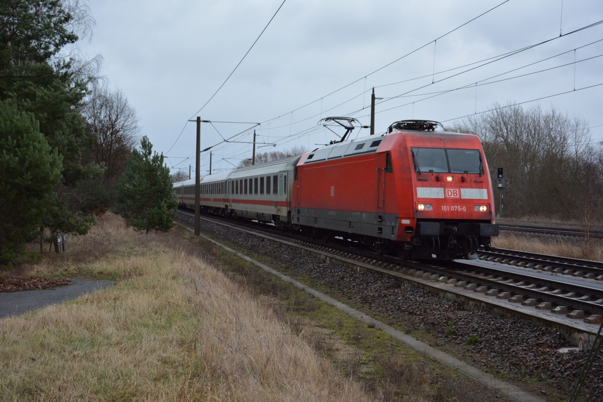 Am 11.01.2015 zieht BR 101 (101 075-0) den InterCity 144 von Berlin Ostbahnhof nach Amsterdam Centraal. Aufgenommen bei Berlin Staaken.
