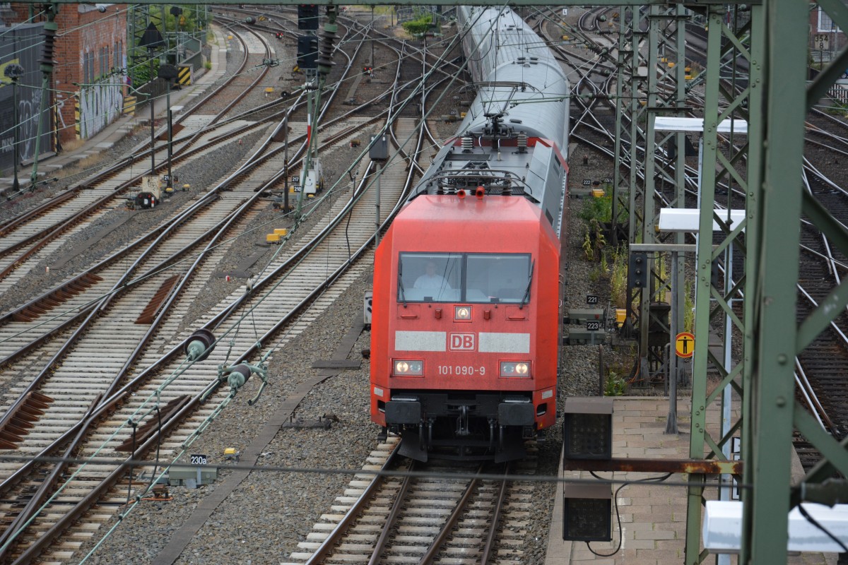 Am 11.07.2015 zieht die BR 101 (101 090-9) den IC 2224 (Köln-Kiel) in den Bahnhof Hamburg Hauptbahnhof. 