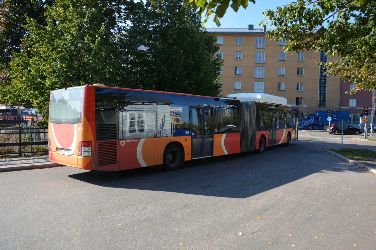 Am 11.09.2014 fhrt UFH 616 auf der Linie 3 nach Ryd. Aufgenommen am Hauptbahnhof Linkping.