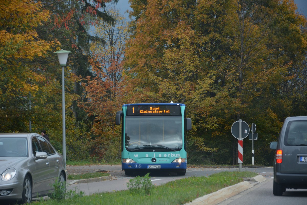 Am 11.10.2015 fährt OA-RV 135 auf der Linie 1 nach Baad. Aufgenommen wurde ein Mercedes Benz Citaro L Facelift / RVA