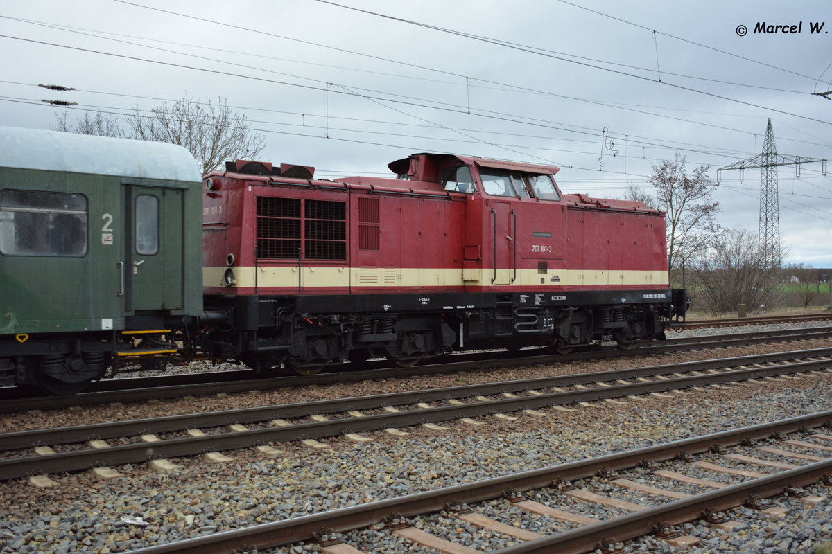 Am 11.12.2016 schiebt die BR 201 (201 101-3) einen Sonderzug nach Potsdam. Aufgenommen im Bahnhof Saarmund. 