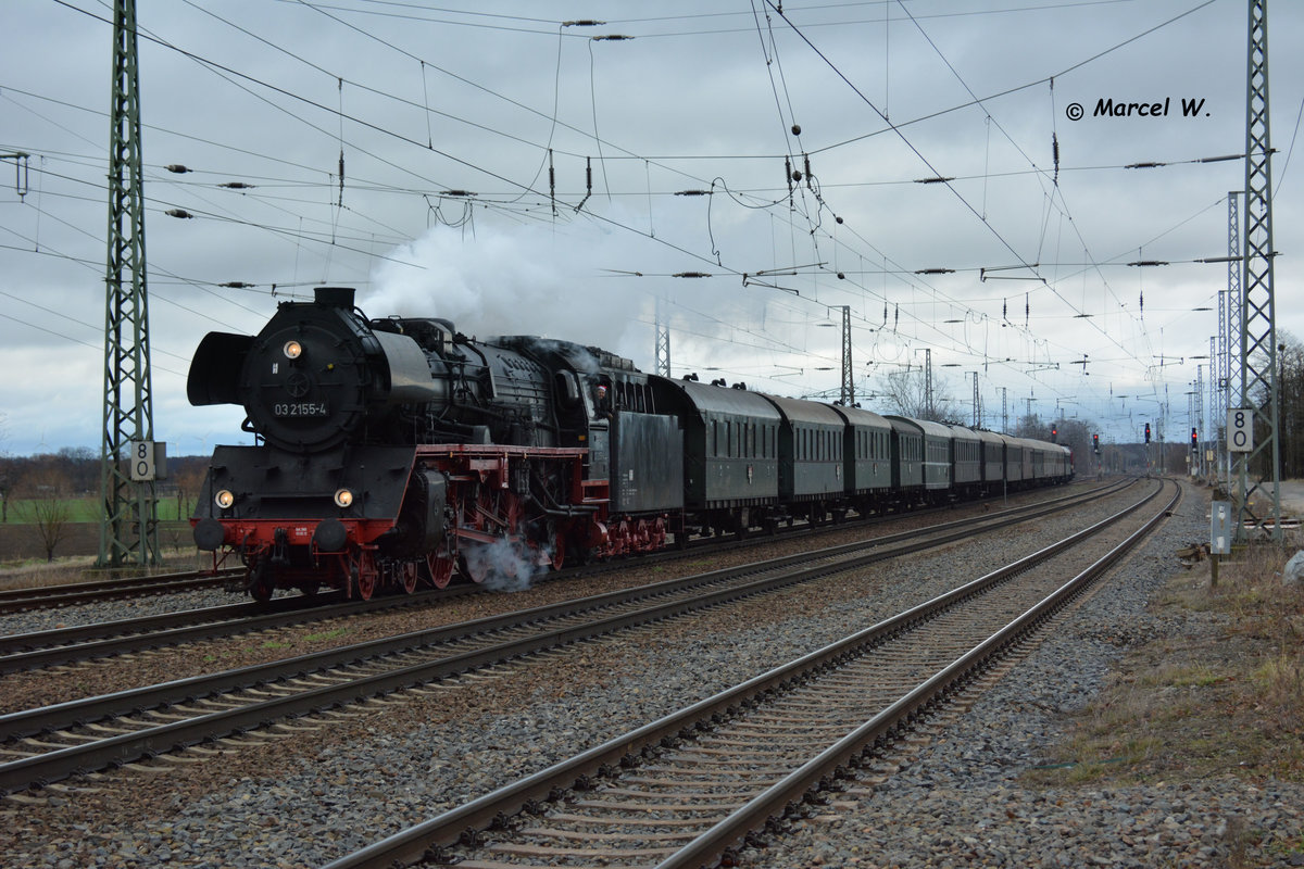 Am 11.12.2016 zieht diese BR 03 (03 2155-4) einen Sonderzug nach Potsdam. Aufgenommen bei der Durchfahrt Bahnhof Saarmund. 
