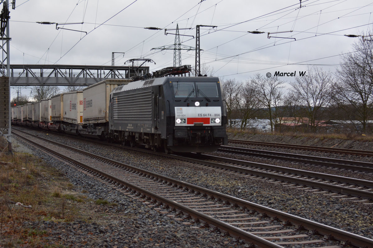 Am 11.12.2016 zieht die BR 189-804 (ES 64 F4 - 804) einen Güterzug in Richtung Ludwigsfelde. Aufgenommen bei der Durchfahrt Saarmund. 