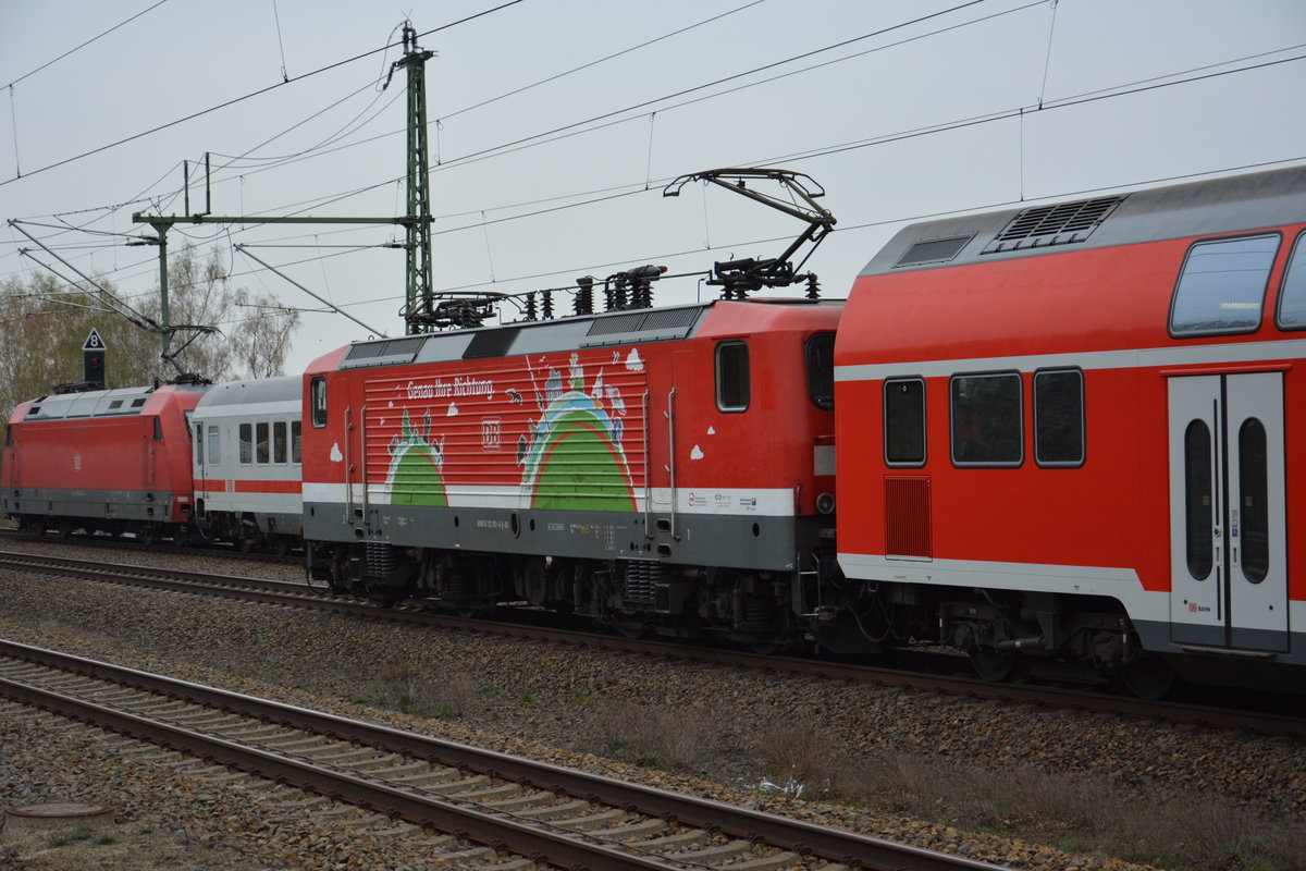 Am 12.04.2016 zieht diese BR 112 (112 108-6) den RE 4358 nach Rostock Hauptbahnhof. Aufgenommen bei der Durchfahrt Teltow. 