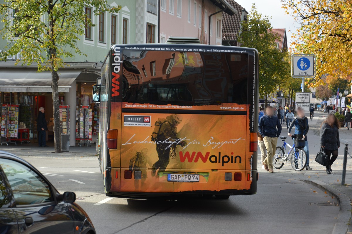 Am 12.10.2015 fährt GAP-PQ 74 als Schulbus durch Garmisch-Partenkirchen. Aufgenommen wurde ein Mercedes Benz Citaro.