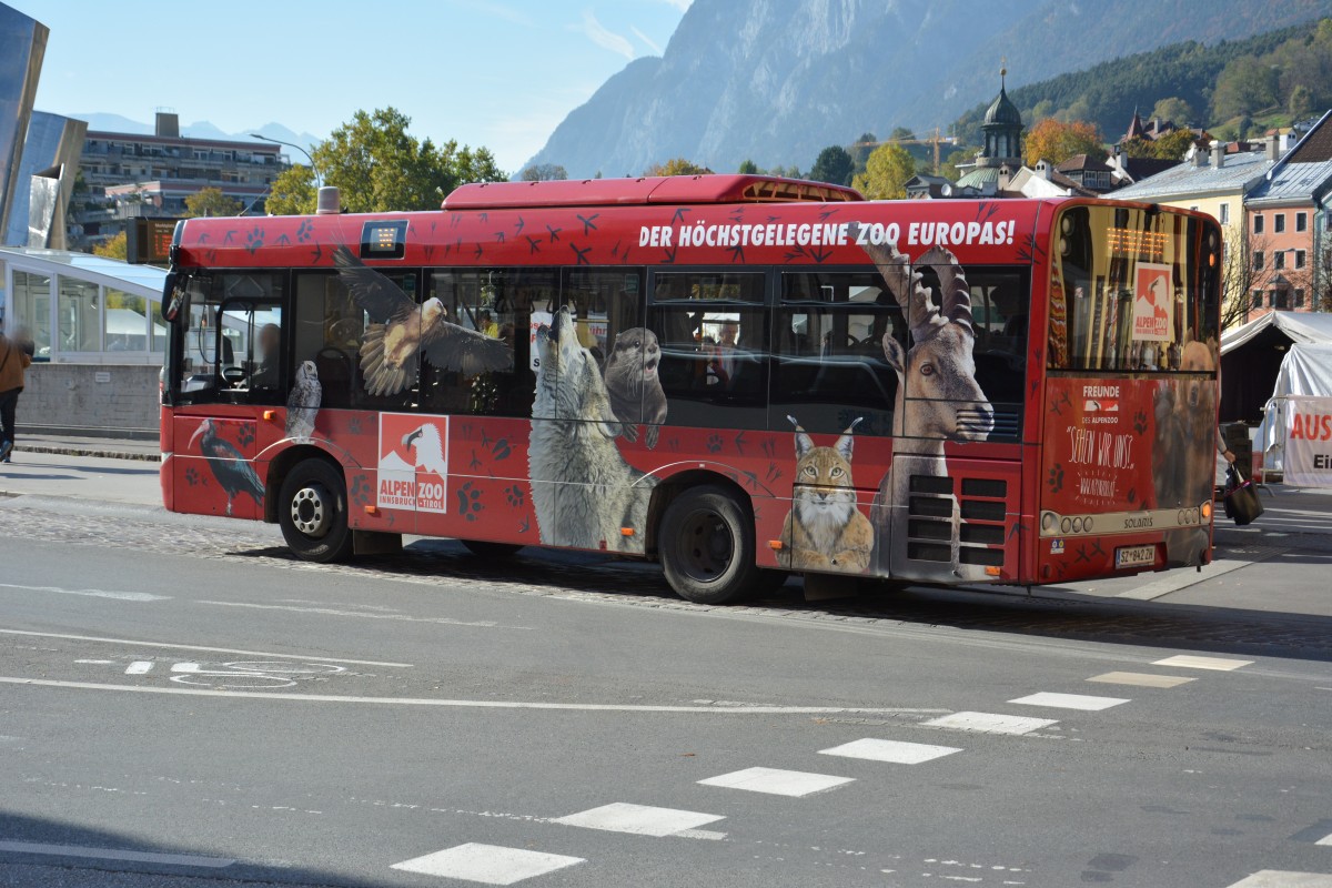 Am 12.10.2015 fährt SZ-842ZH auf der Linie TS. Aufgenommen wurde ein Solaris Urbino Alpino / Innsbruck Marktplatz. 
