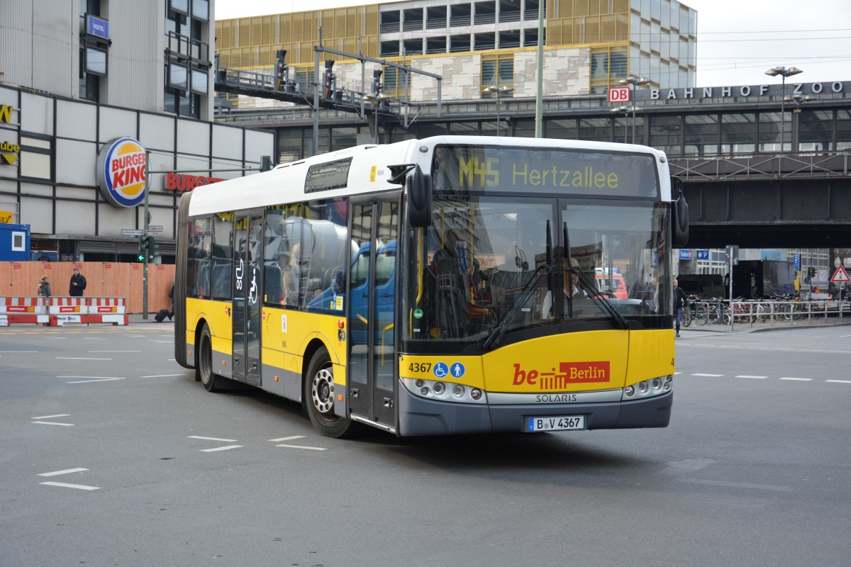 Am 13.03.2015 fährt B-V 4367 (Solaris Urbino 18) auf der Linie M45 zur Hertzallee. Aufgenommen am Hardenbergplatz in Berlin.
