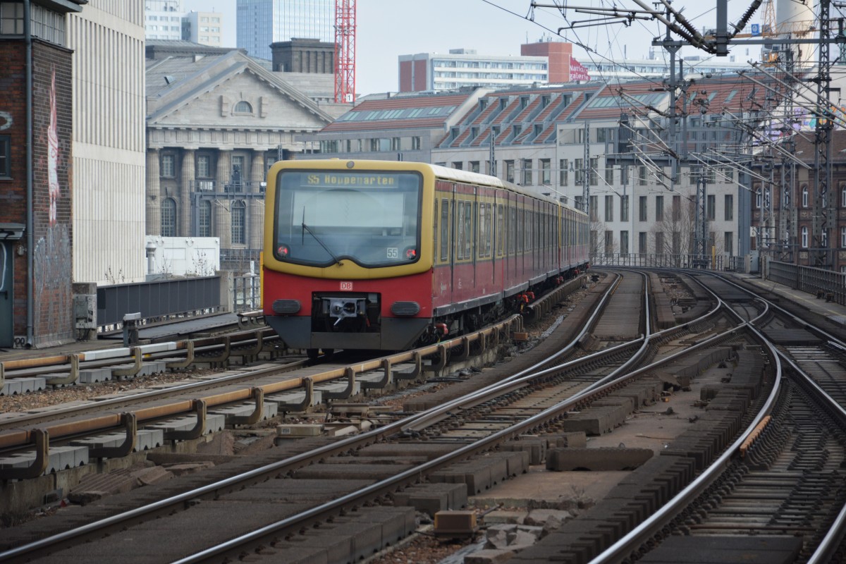 Am 13.03.2015 fhrt diese BR 481 auf der S5 nach Hoppegarten. Aufgenommen bei der Ausfahrt Berlin Friedrichstrae. 