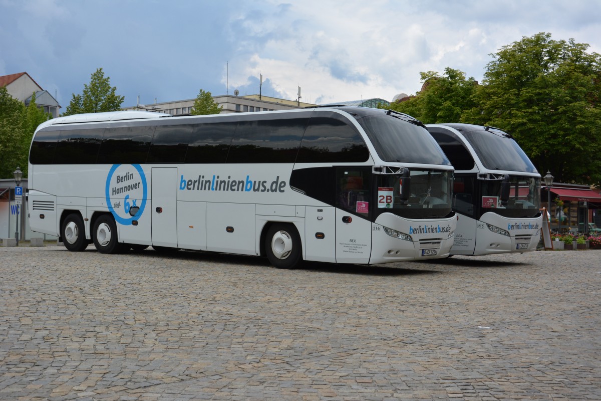 Am 13.07.2014 steht B-EX 9216 und B-EX 6215 am Bassinplatz in Potsdam.