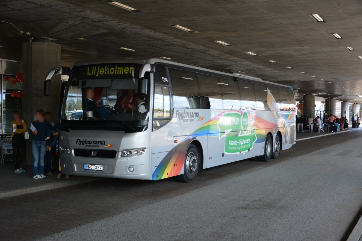 Am 13.09.2014 steht RNO 337 bereit zur Abfahrt nach Liljeholmen. Aufgenommen am Arlanda Flughafen Stockholm.
