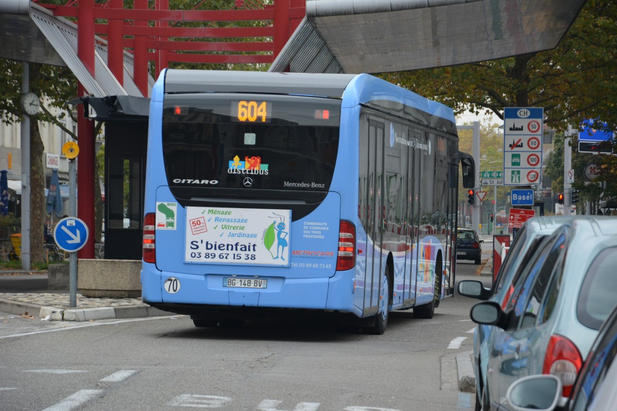 Am 13.10.2015 fährt BG-148-BV auf der Linie 604 nach Basel. Aufgenommen wurde ein Mercedes Benz Citaro Facelift / Avenue de Bâle in Saint-Louis.
