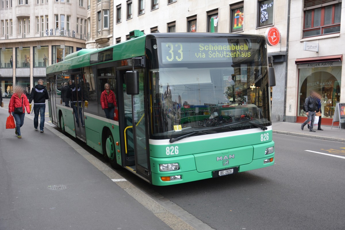 Am 13.10.2015 fährt BS-2826 auf der Linie 33. Aufgenommen wurde ein MAN Niederflurbus der 2. Generation / Basel Schifflände. 