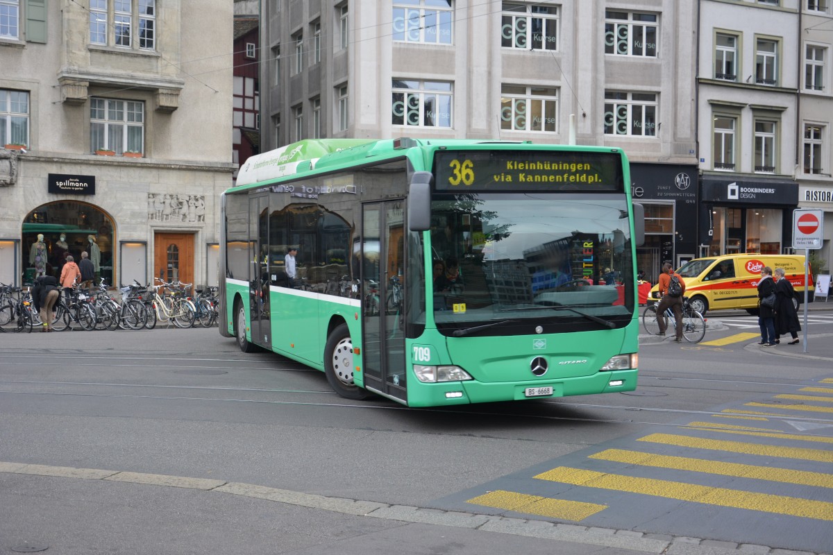 Am 13.10.2015 fährt BS-6668 auf der Linie 36. Aufgenommen wurde ein Mercedes Benz Citaro G CNG / Schifflände Basel.

