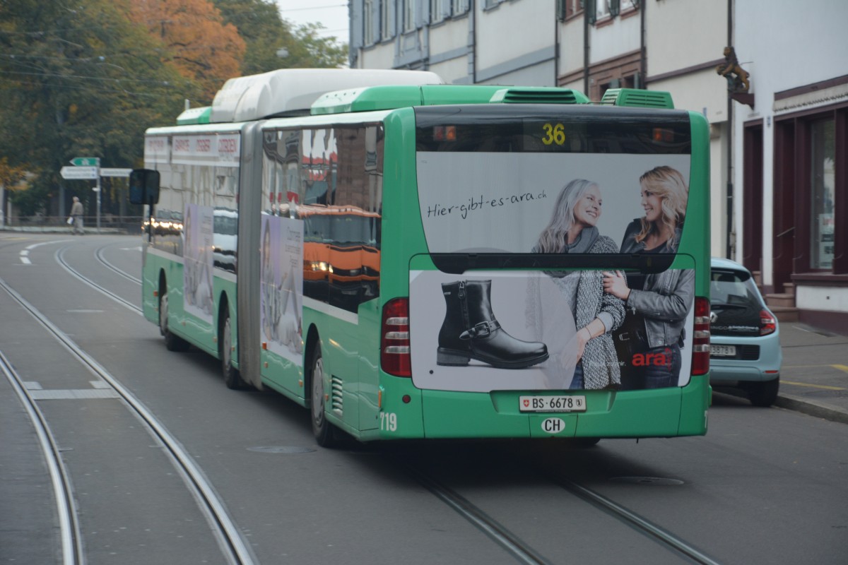 Am 13.10.2015 fährt BS-6678 auf der Linie 36. Aufgenommen wurde ein Mercedes Benz Citaro G CNG / Basel.

