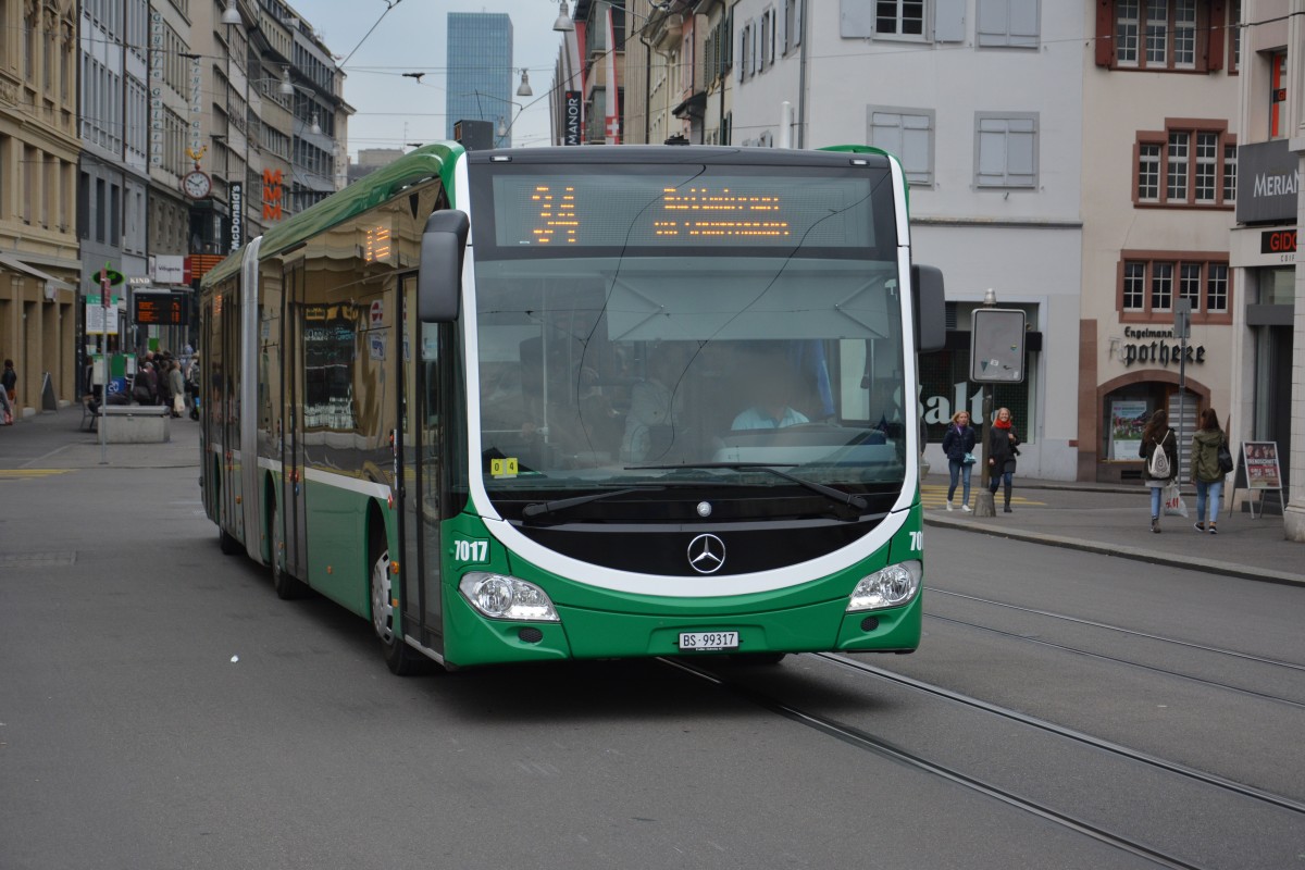 Am 13.10.2015 fährt BS-99317 auf der Linie 34. Aufgenommen wurde ein Mercedes Benz Citaro G der 2. Generation / Greifengasse Basel.
