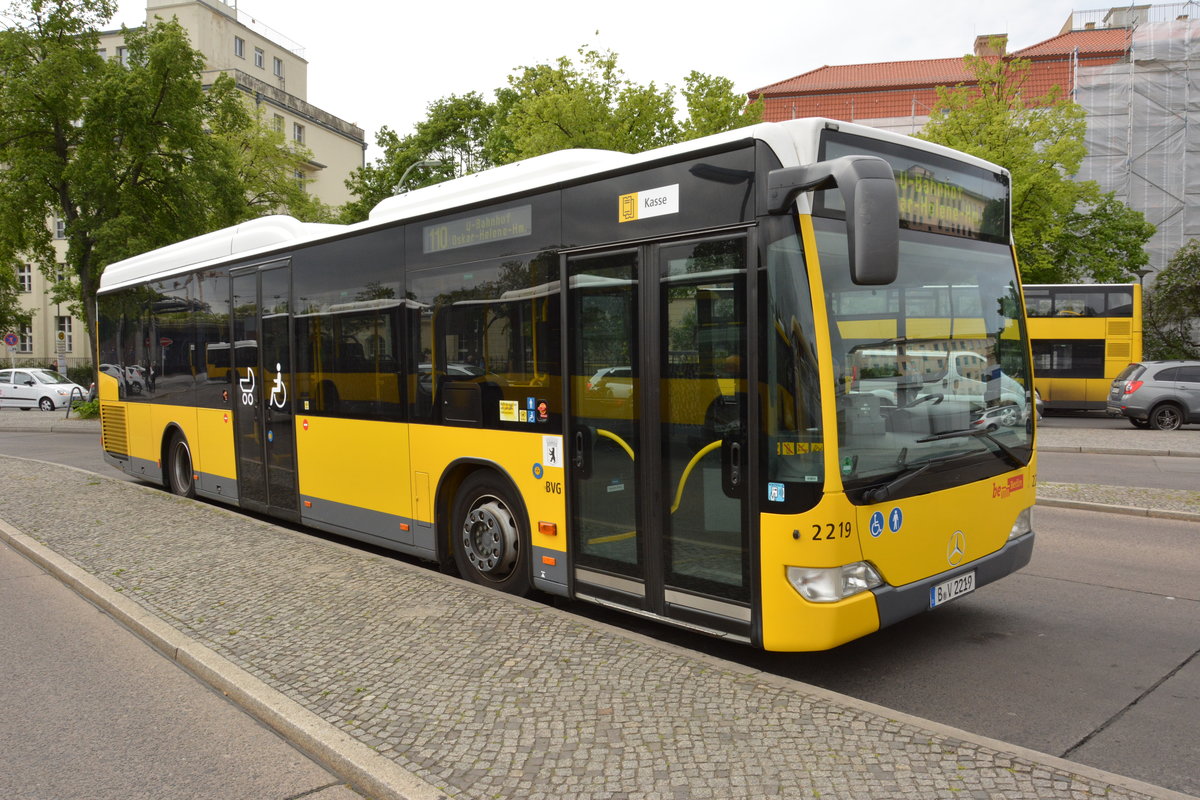 Am 14.05.2016 steht B-V 2219 an der Hertzalle in Berlin. Aufgenommen wurde ein Mercedes Benz Citaro I Facelift Low Entry. 