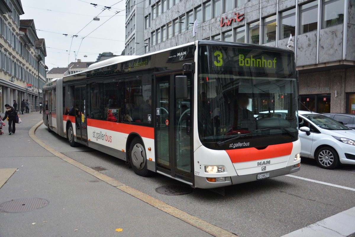 Am 14.10.2015 fährt dieser MAN Lion's City G mit dem Kennzeichen SG-198277 auf der Linie 3. Aufgenommen in der Innenstadt von St. Gallen.
