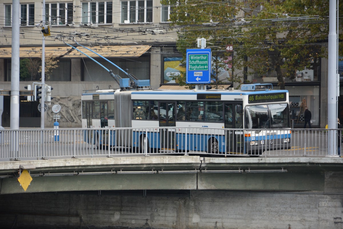 Am 14.10.2015 fährt dieser Mercedes Benz O 405 GTZ auf der Linie 46 zum Bahnhof Zürich HB. Aufgenommen am Bahnhof Zürich HB. 