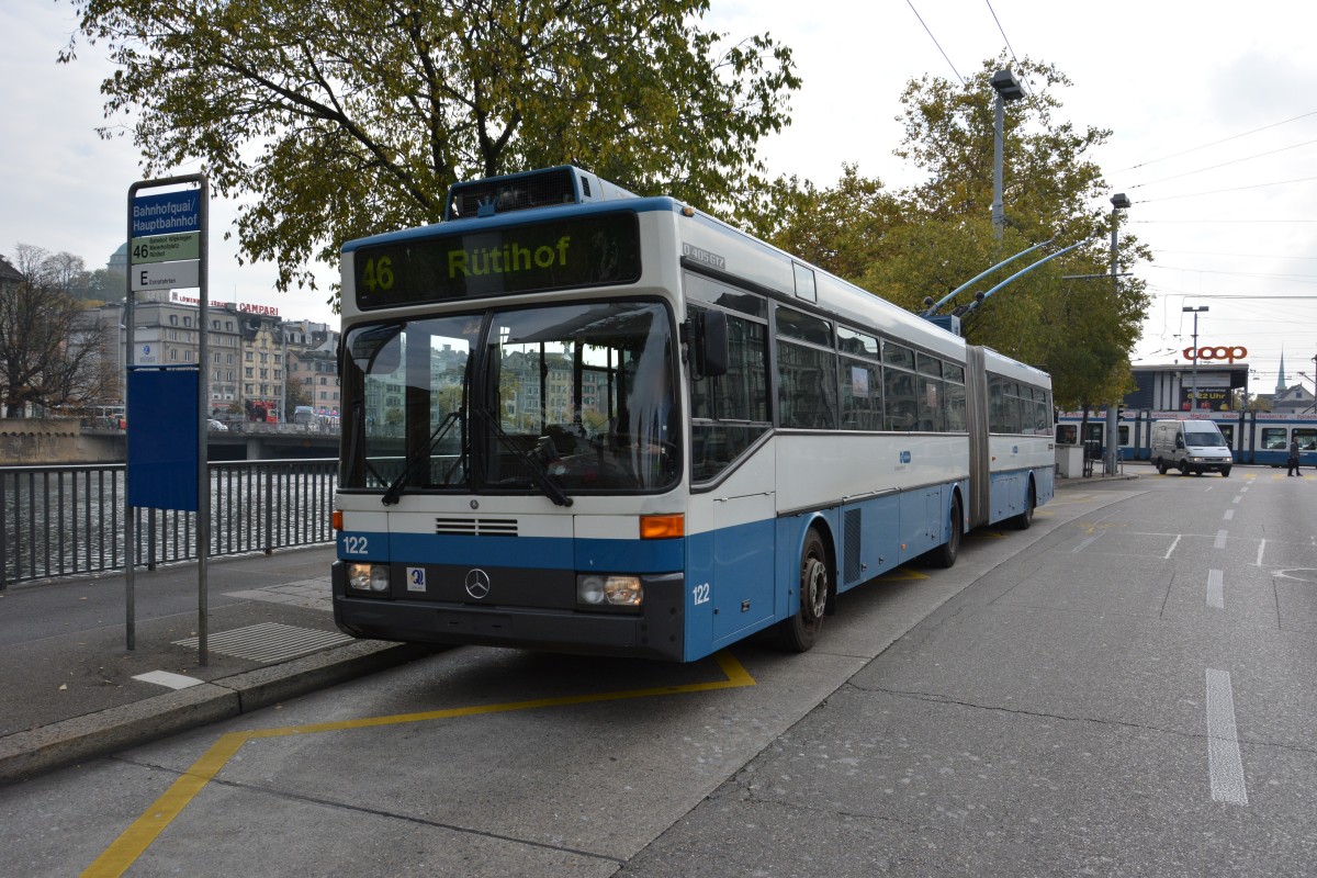 Am 14.10.2015 fährt dieser Mercedes Benz O 405 GTZ auf der Linie 46 zum Rütihof. Aufgenommen am Bahnhof Zürich HB. 
