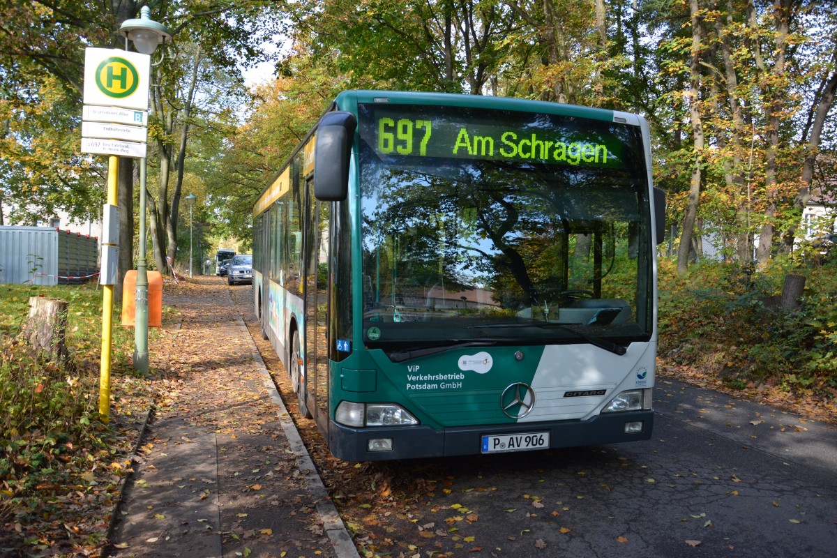 Am 15.10.2014 steht P-AV 906 (Mercedes Benz O530) in der Neukladower Allee in Berlin.

