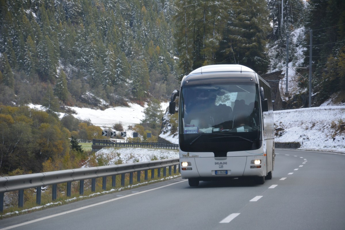 Am 15.10.2015 fährt EL-364XH (aus Italien) durch St. Moritz. Aufgenommen wurde ein MAN Lion's Coach.