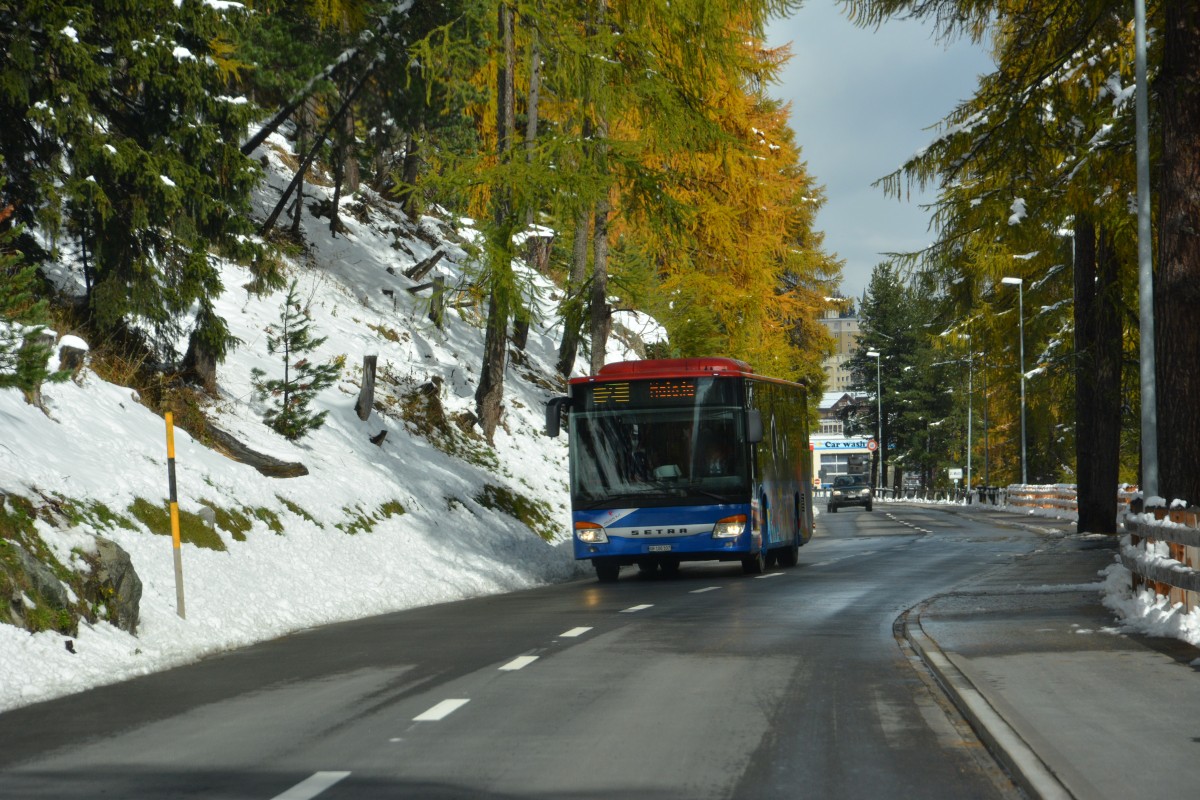 Am 15.10.2015 fährt GR-100107 auf der Linie 9. Aufgenommen wurde ein Setra S 415 NF / St. Moritz.
