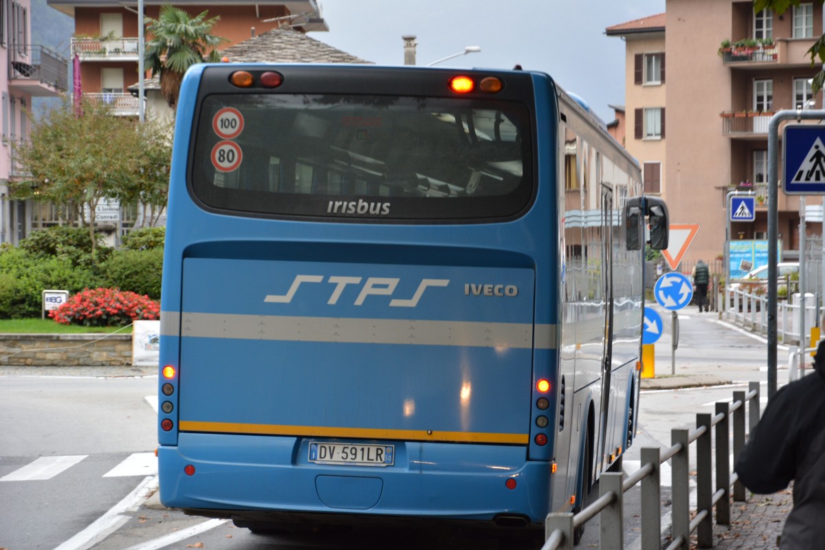 Am 15.10.2015 fährt dieser Irisbus Crossway (DV-591LR) durch Chiavenna in Italien.

