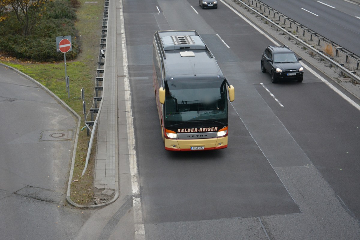 Am 15.11.2014 fährt MI-F 320 Richtung Potsdam. Aufgenommen wurde ein Setra 415, A115 Dreilinden. 