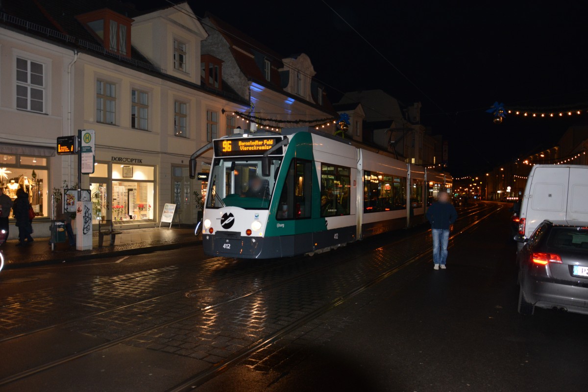 Am 15.12.2014 fährt die Siemens Combino  412 Ijburg  auf der Linie 96 zum Bornstedter Feld. Aufgenommen , Potsdam Brandenburger Straße.