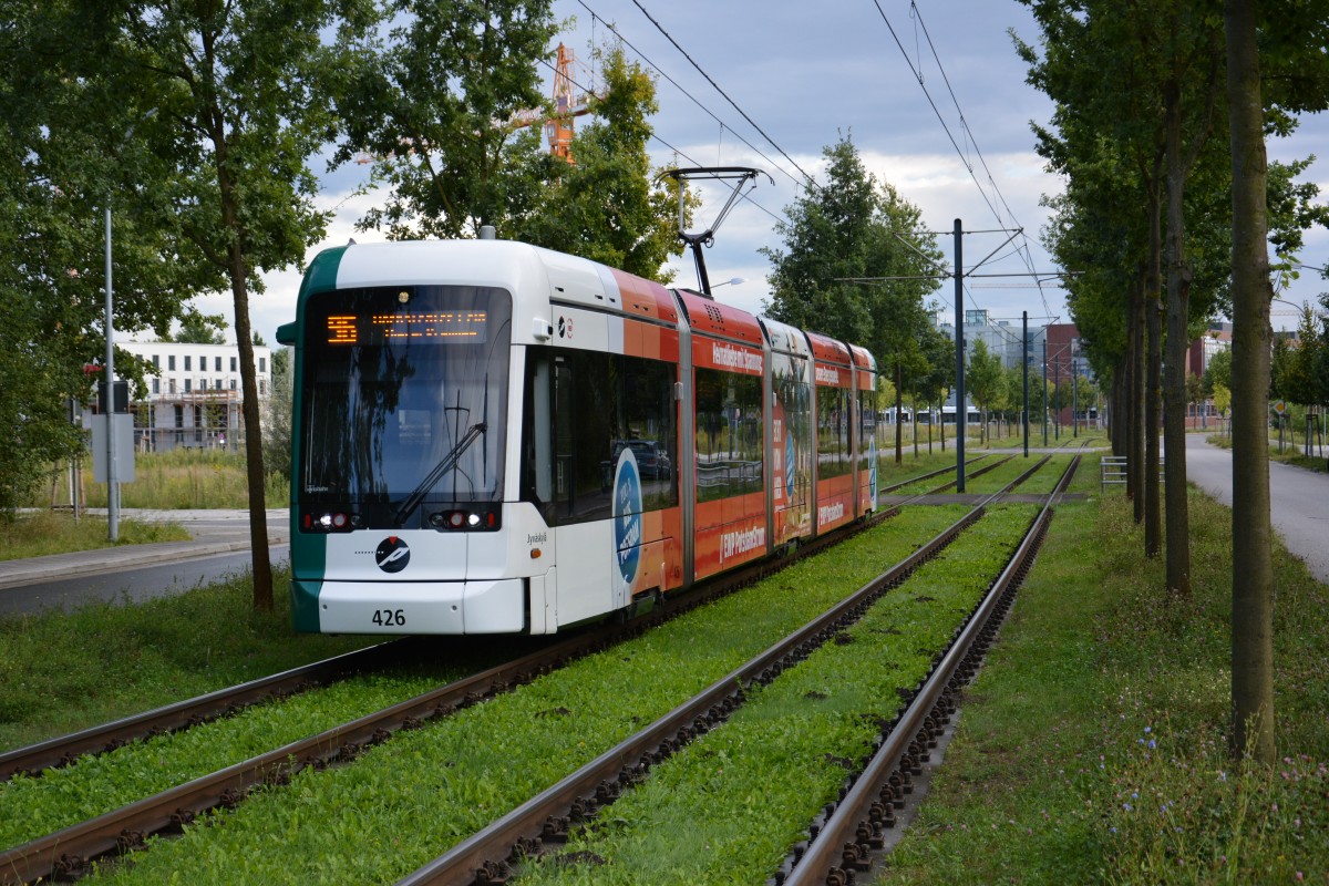 Am 16.08.2014 fährt die Vario Bahn 426  Jyväskyla  auf der Linie 96. Nächster Halt Volkspark. 