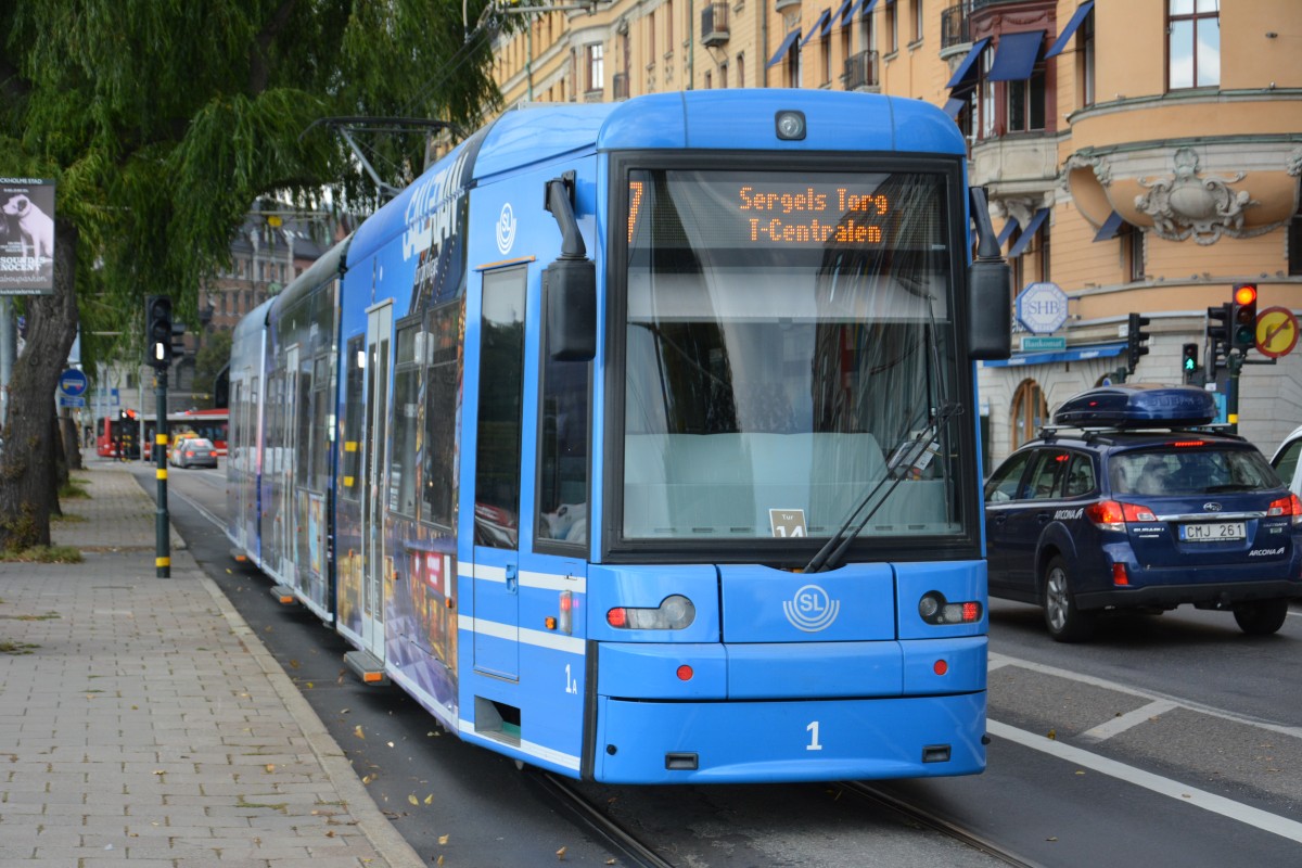 Am 16.09.2014 fährt diese Niederflurstraßenbahn (1) zum Sergels torg.