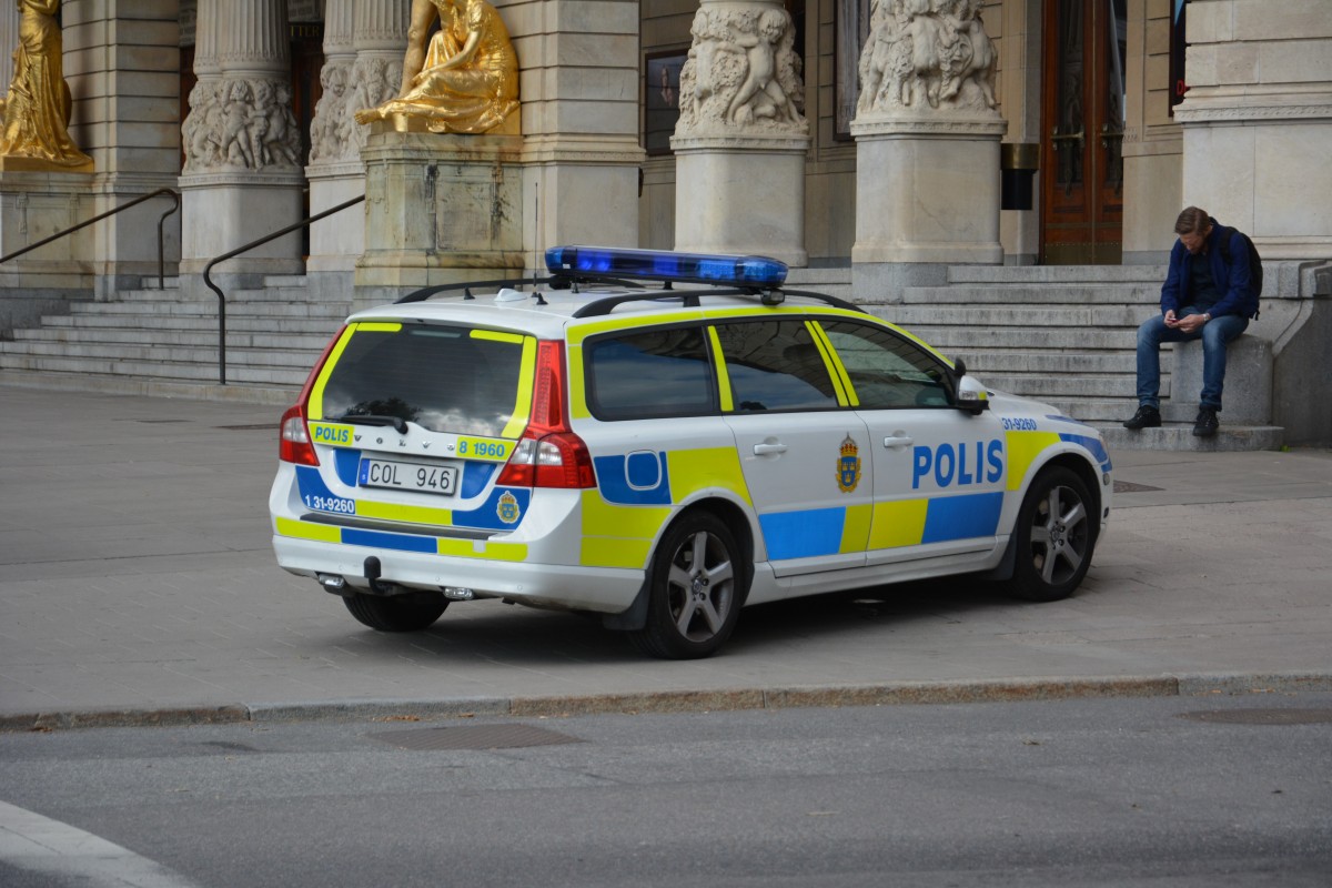 Am 16.09.2014 steht dieser Volvo Streifenwagen in Stockholm Strandvgen hhe Nybroplan. Kennzeichen ist COL 946.