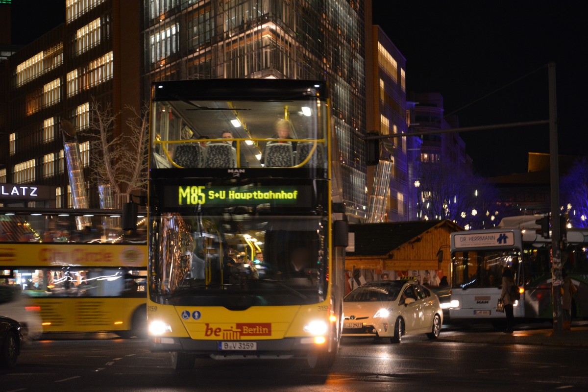 Am 16.12.2014 fährt B-V 3159 (MAN Lion's City DD) auf der Linie M85 zum Hauptbahnhof Berlin. Aufgenommen am Potsdamer Platz.