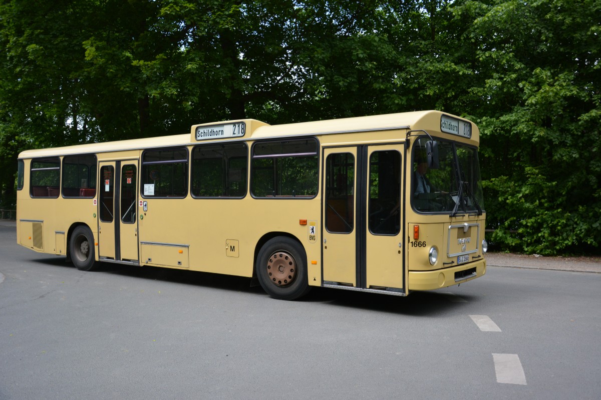 Am 17.05.2015 fährt B-I 1666 (MAN E2H 85 (SL 200)) auf der Linie 218. Aufgenommen an der Pfaueninselchaussee Berlin.