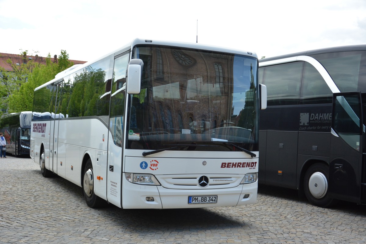 Am 17.05.2015 steht dieser Mercedes Benz Tourismo (PM-BB 342) auf dem Bassinplatz in Potsdam. 