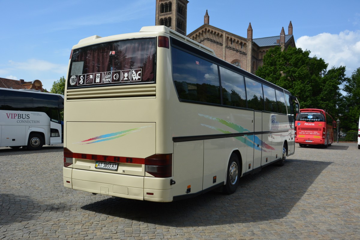 Am 17.05.2015 steht dieser Setra S 3XX (AT 3853AT) auf dem Bassinplatz in Potsdam.
