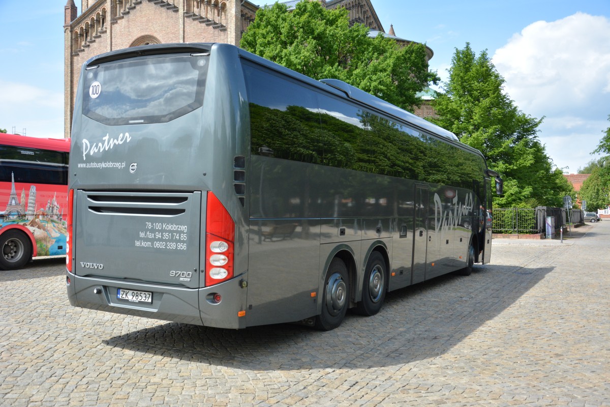 Am 17.05.2015 steht dieser Volvo 9700 (ZK 98537) auf dem Bassinplatz in Potsdam.
