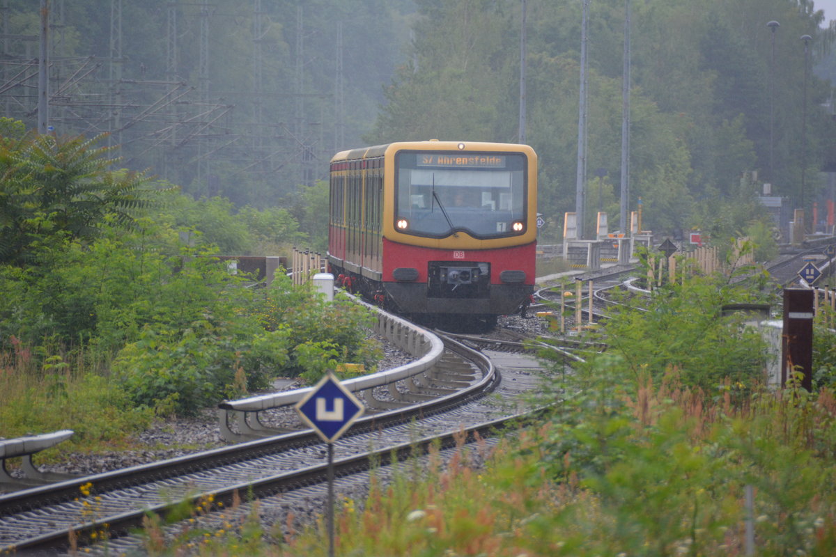 Am 17.07.2016 hat diese S-Bahn der BR 481 Einfahrt in den Bahnhof S-Bahnhof Wannsee. 