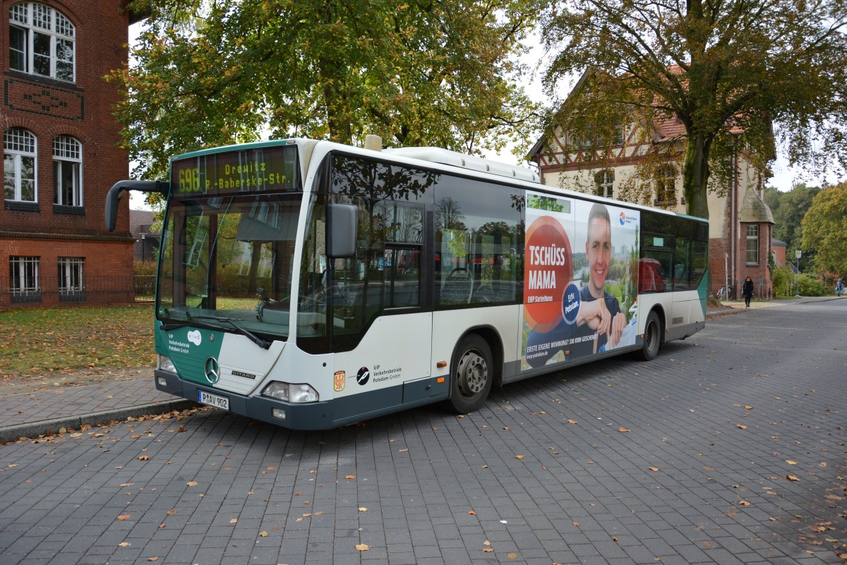 Am 17.10.2014 steht P-AV 902 (Mercedes Benz O530) am Bahnhof Griebnitzsee in Potsdam.
