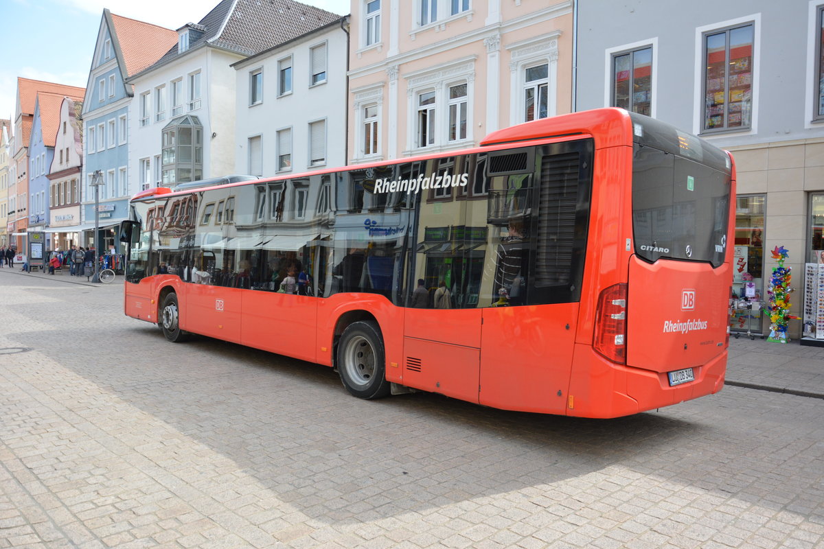 Am 18.04.2016 fährt LU-DB 340 durch die Innenstadt von Speyer. Aufgenommen wurde ein Mercedes Benz Citaro II, Speyer Innenstadt.
