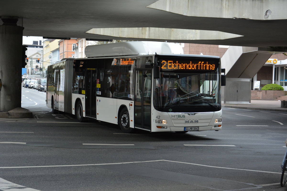 Am 19.04.2016 fährt GI-MB 1042 auf der Linie 2 durch Gießen. Aufgenommen wurde ein MAN Lion's City G CNG / Gießen Innenstadt.