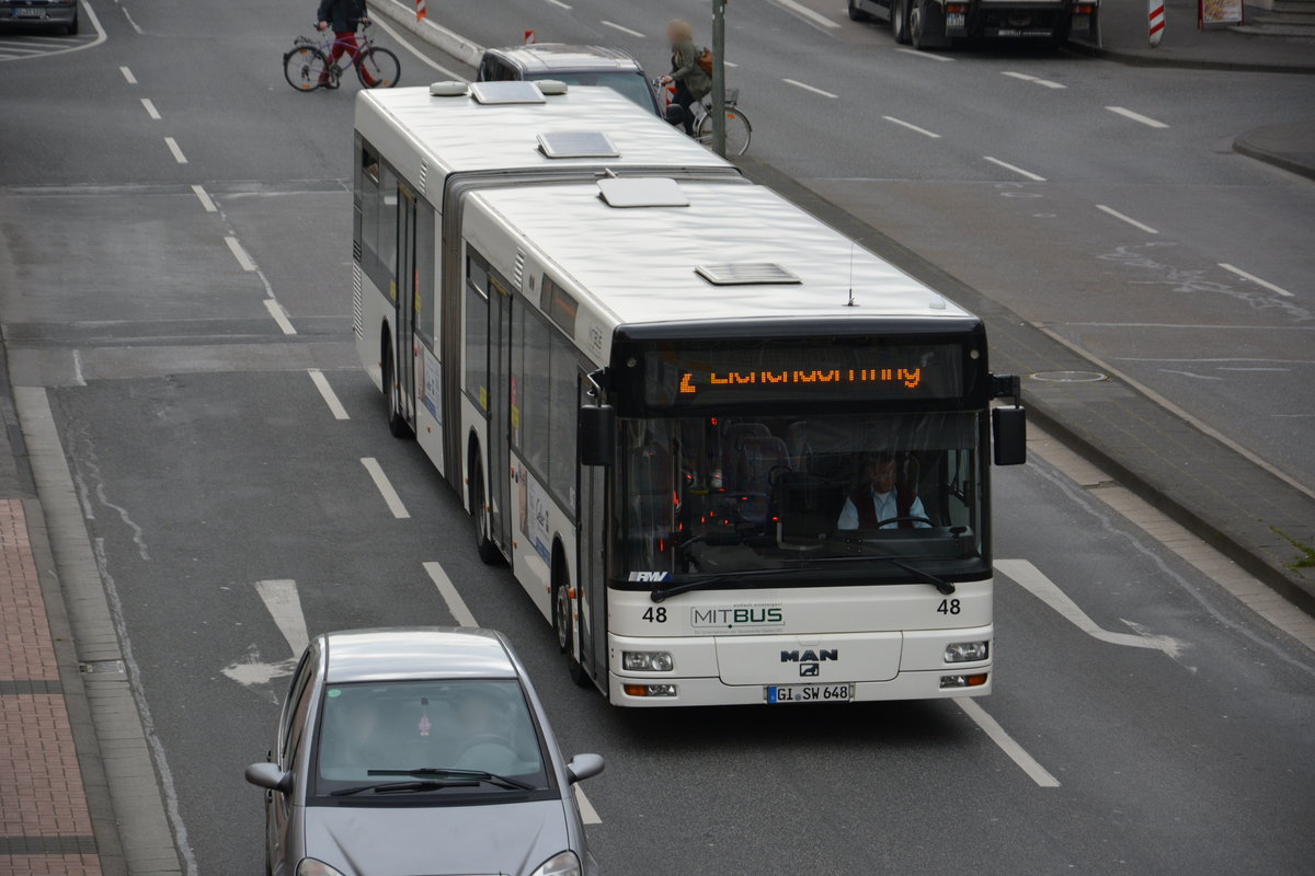 Am 19.04.2016 fährt GI-SW 648 auf der Linie 2 durch Gießen. Aufgenommen wurde ein MAN Niederflur-Gelenkbus der 2. Generation / Gießen Innenstadt.
