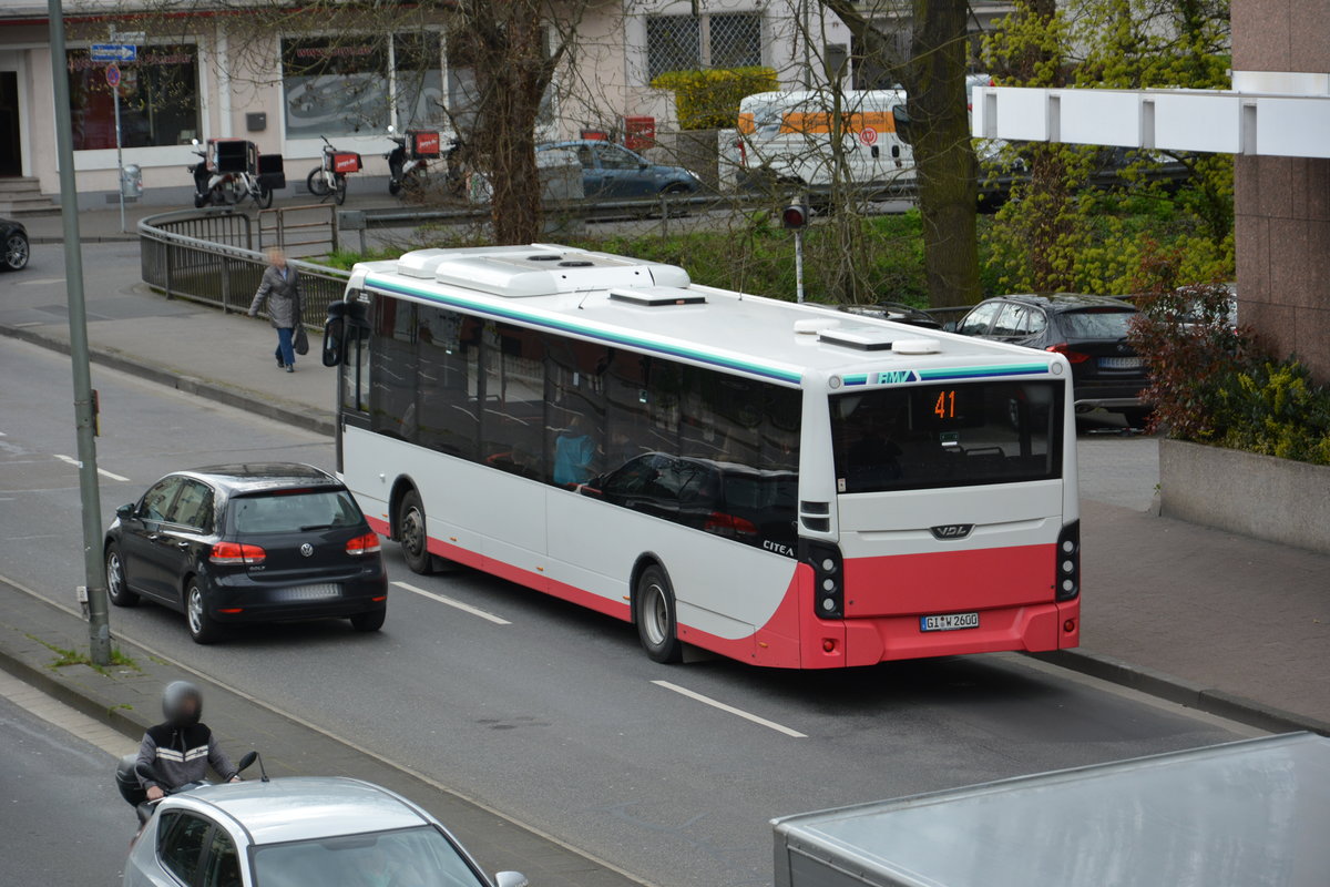 Am 19.04.2016 fährt GI-W 2600 auf der Linie 41 durch Gießen. Aufgenommen wurde ein VDL Citea.
