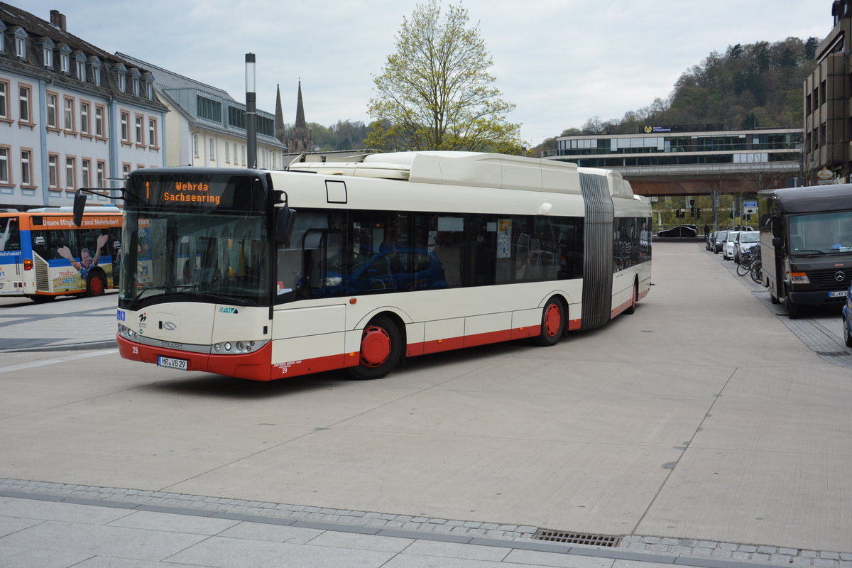 Am 19.04.2016 fährt MR-VB 29 auf der Linie 1 durch Marburg. Aufgenommen wurde ein Solaris Urbino 18 CNG / Marburg Hauptbahnhof. 