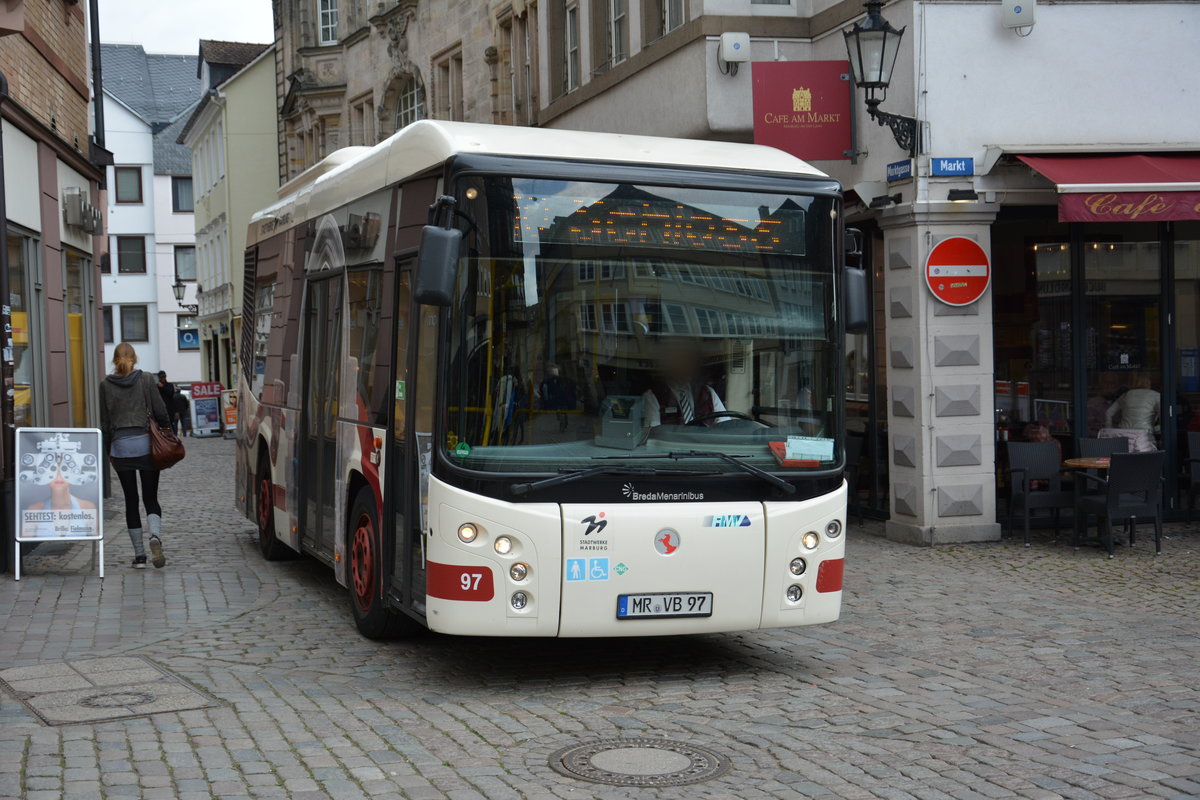 Am 19.04.2016 fährt MR-VB 97 auf der Linie 10 zum Schloss. Aufgenommen wurde ein BredaMenarinibus Vivacity+ / Marburg Oberstadt Markt. 