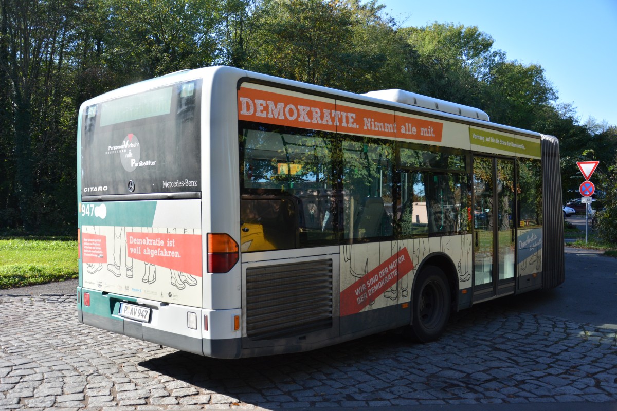 Am 19.10.2014 steht P-AV 947 an der Haltestelle Potsdam Neues Palais. Aufgenommen wurde Mercedes Benz O530.